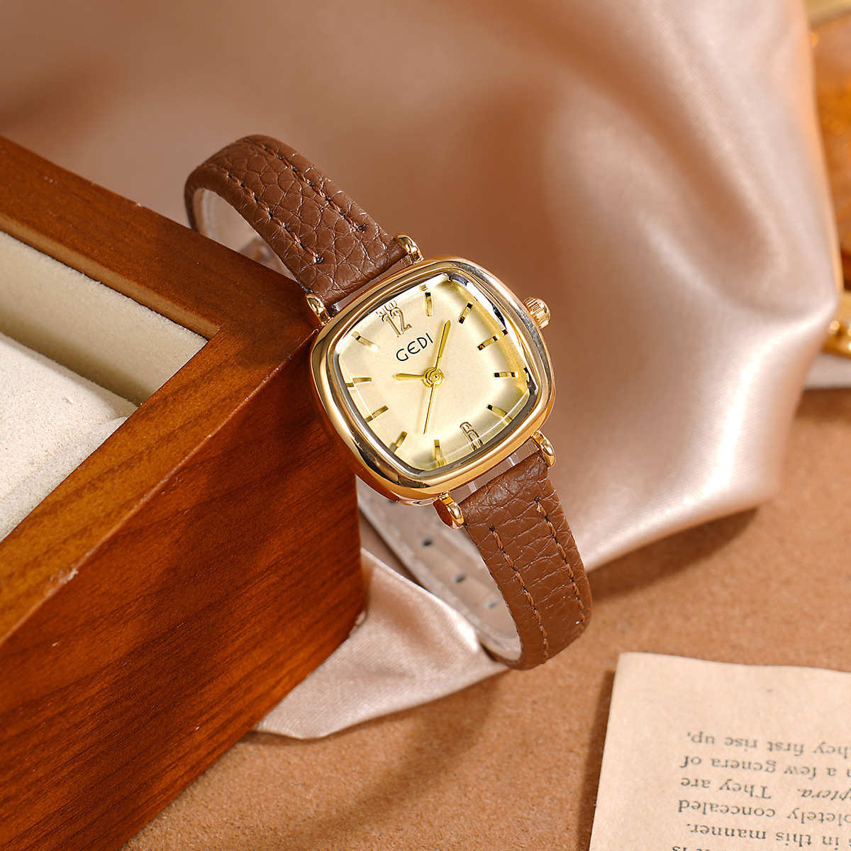 UTHAI 61018 CQ490 Sadelik, yük - Luxury Watch Value incelemesi ve fiyatı